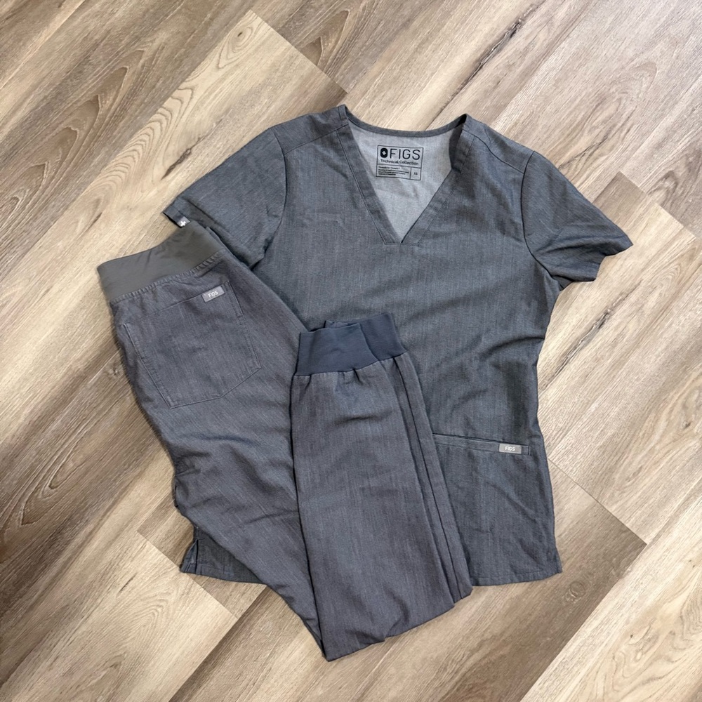 Figs Women's Charcoal Gray Scrub Set